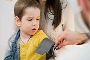 در کودکان مبتلا به پرفشاری خون تایید شده به صورت سرپایی خطر آسیب اندام هدف وجود دارد